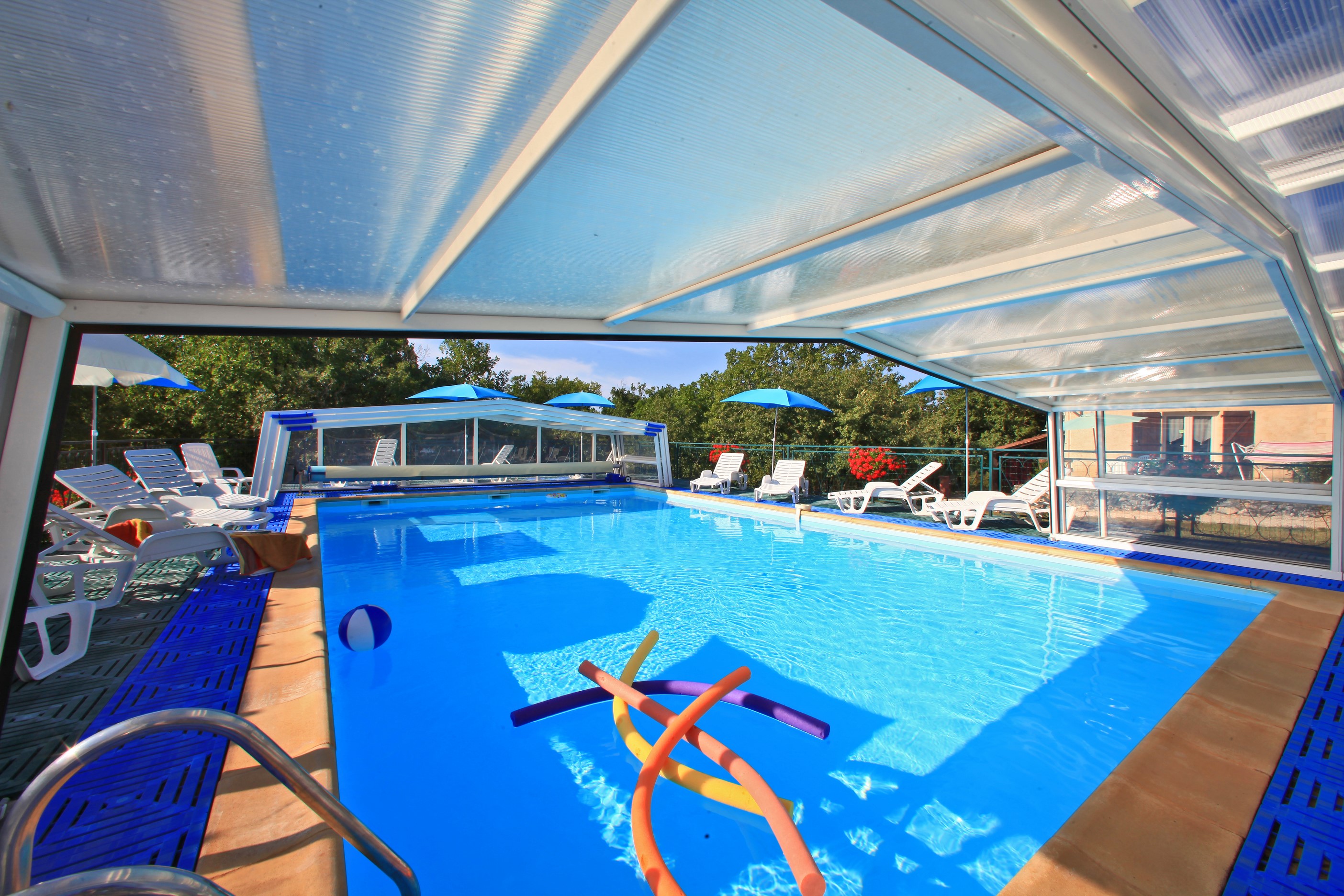 Gites avec piscine couverte et chauffée proche de Sarlat en Périgord Noir
