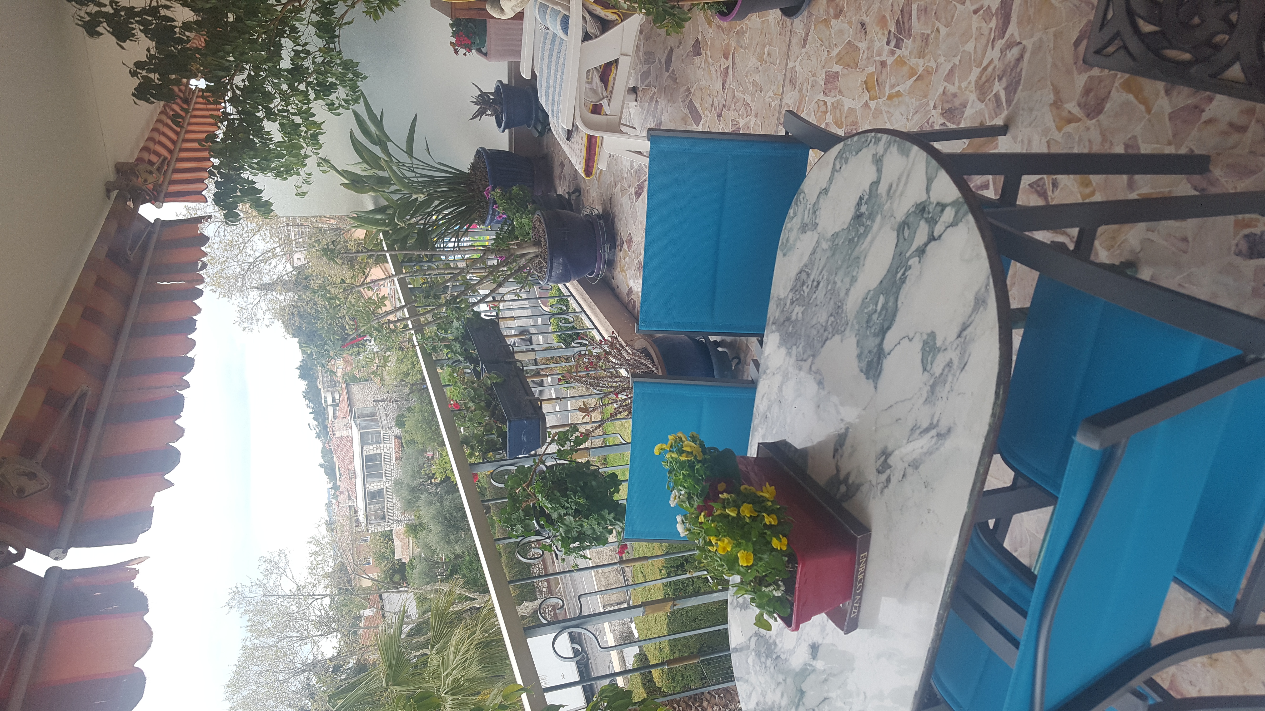F2 Nice avec vue mer et piscine